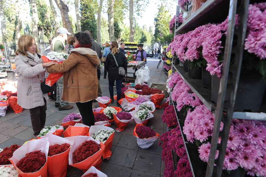 Multitud de personas se han acercado este miércoles a los cementerios de la provincia para recordar a sus seres queridos fallecidos