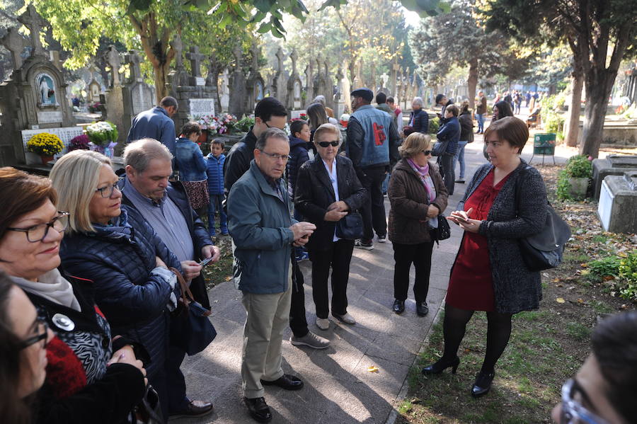 Multitud de personas se han acercado este miércoles a los cementerios de la provincia para recordar a sus seres queridos fallecidos