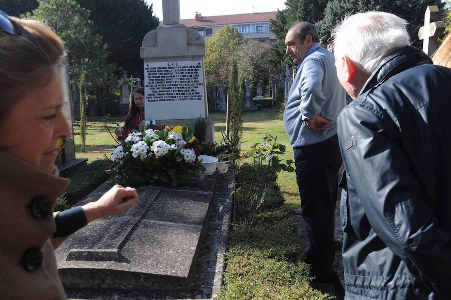Multitud de personas se han acercado este miércoles a los cementerios de la provincia para recordar a sus seres queridos fallecidos