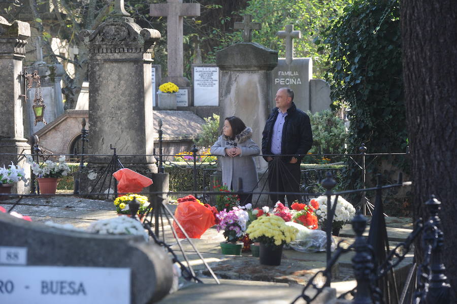 Multitud de personas se han acercado este miércoles a los cementerios de la provincia para recordar a sus seres queridos fallecidos