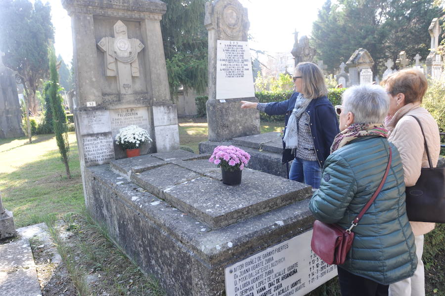 Multitud de personas se han acercado este miércoles a los cementerios de la provincia para recordar a sus seres queridos fallecidos
