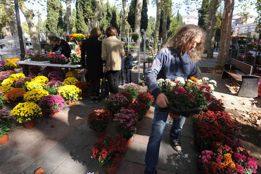 Multitud de personas se han acercado este miércoles a los cementerios de la provincia para recordar a sus seres queridos fallecidos