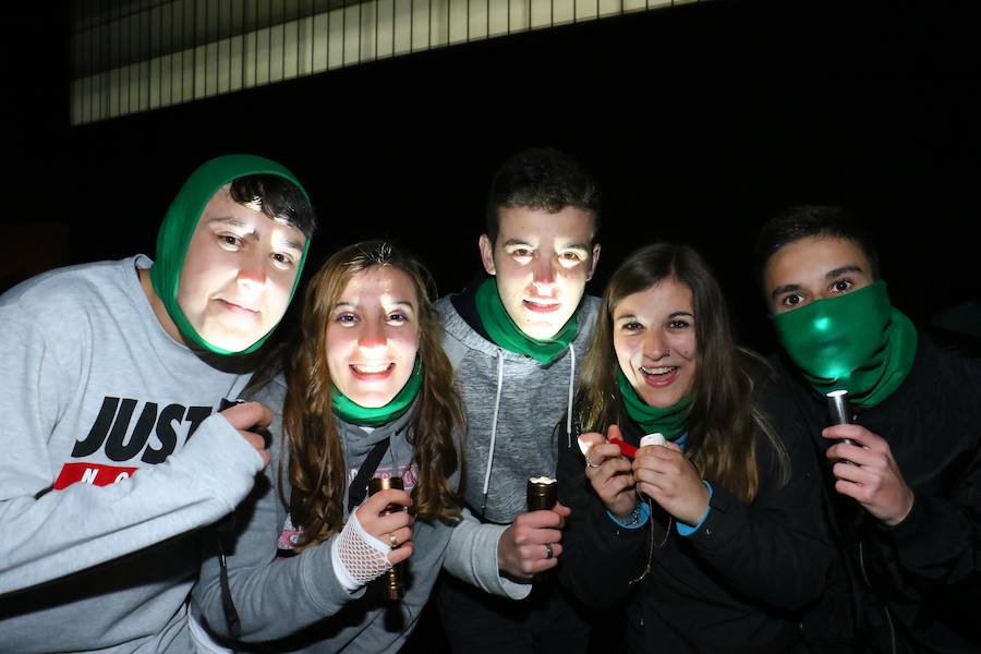 La primera yincana de temática zombi organizada por Gauekoak y la asociación cultural Enaxi reúne a cientos de personas en el barrio vitoriano