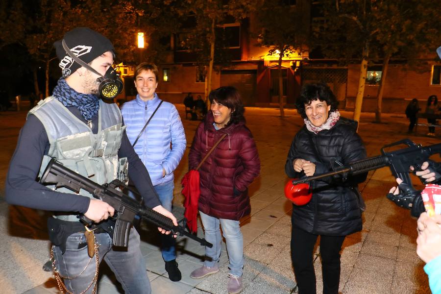 La primera yincana de temática zombi organizada por Gauekoak y la asociación cultural Enaxi reúne a cientos de personas en el barrio vitoriano