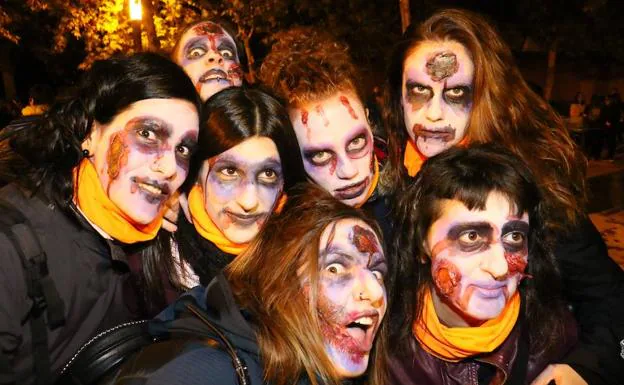 Los muertos vivientes salieron por Abetxuko a la caza de los no infectados durante la noche de Halloween.