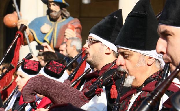 Una banda de gaiteros ha actuado en la inauguración.