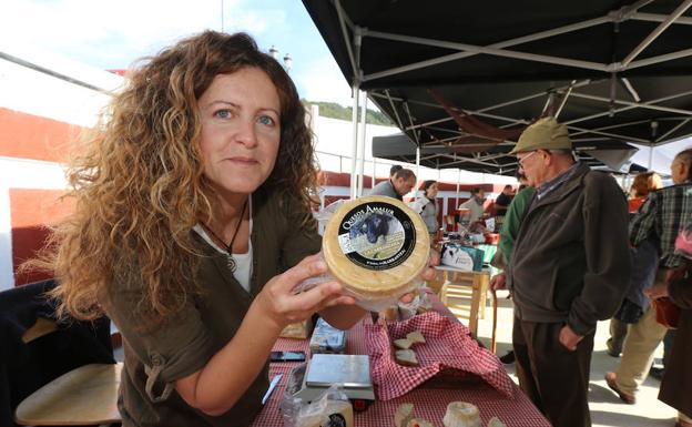 Ainhoa, con su queso de oveja. 