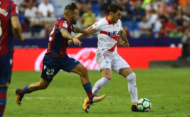 Ibai protege la pelota en el partido ante el Levante.