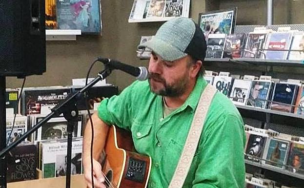 Ricardo Lezón entre los discos de la tienda Power Records. 