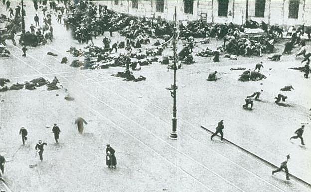 Imagen principal - Julio de 1917. Manifestación convocada por los bolcheviques y reprimida por el Gobierno. Marzo de 1917. Grupo de bolcheviques tras la caída del zar. En prensa. Portada de ‘El Pueblo Vasco’.