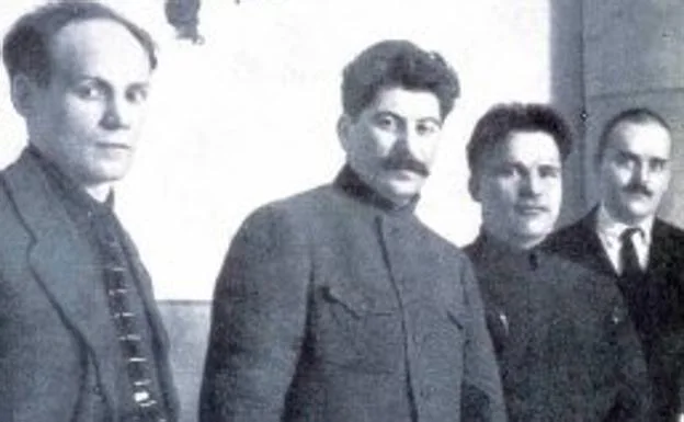 Imagen principal - A partir de la primera foto (1926), desaparecen los fusilados Nikolai Komarov (en 1937) y Nikolai Antipov (1941), y Nikolai Shvenrick, en su caso por razones que se ignoran. Solo Kirov, asesinado por rebeldes en 1934 (para algunos, ordenado por el propio Stalin), siguió junto al líder.