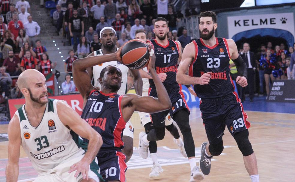 Beaubois, en dificil postura, lanza la canasta de la victoria. 