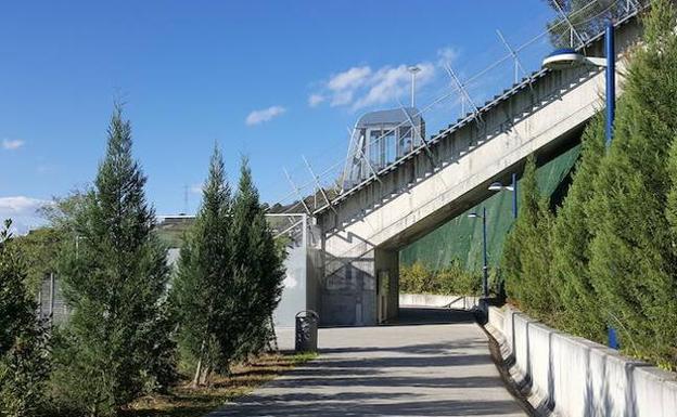 El camino solo conduce a la parada intermedia del ascensor y los usuarios sienten inseguridad. 