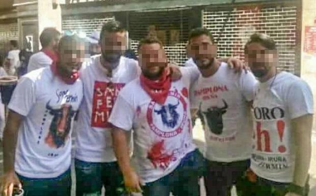 Los cinco amigos sevillanos que presuntamente violaron a una joven madrileña durante los Sanfermines 2016. 