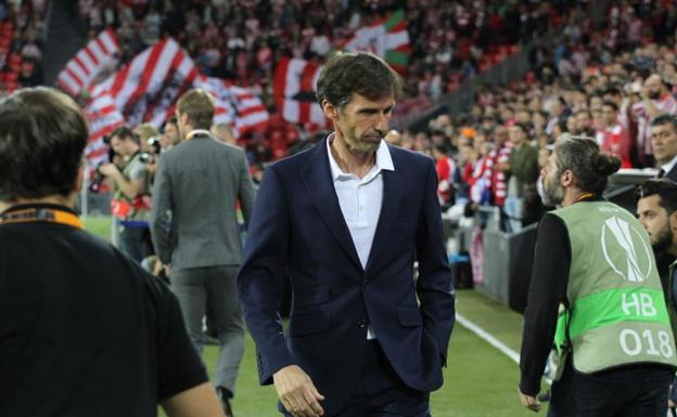 'Cuco' Ziganda, pensativo, durante el partido en San Mamés. 