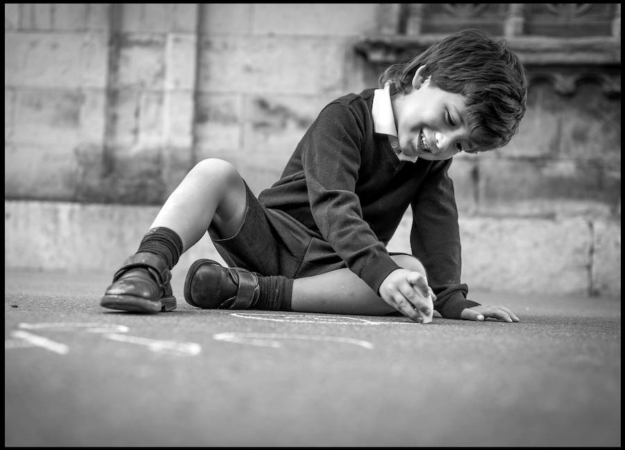 Urko (4 años). Tiene una hermana, Uxue, de 11 años. «En el momento en el que me quedé embarazada del segundo, mi marido ya tenía claro que no quería un tercer hijo», se ríe Paloma Beraza. «Yo a lo mejor sí habría querido, pero no queda otro remedio que admitir que no se puede, porque tienes que trabajar mucho para criarlos. Hombre, si la sociedad fuese un poco menos consumista, a lo mejor no resultaba tan complicado».