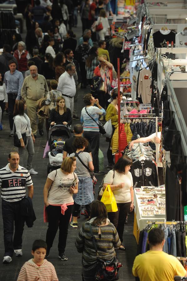 Una cola de clientes a la caza de descuentos acompaña la apertura de la primera jornada de la XIII Feria de Stock de Euskadi