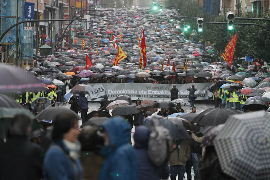 La movilización ha sido convocada por la coalición soberanista EH Bildu, los sindicatos ELA, LAB, ESK, Steilas y la plataforma Gure Esku Dago