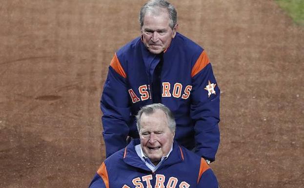 Los Bush asisten a un partido de béisbol. 