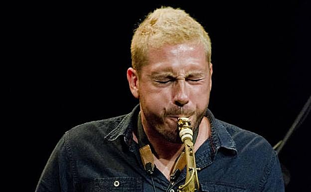 Aurignac hinchando los carrillos y con la faz sofocada.