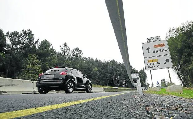 La Diputación de Bizkaia ha rayado ya 20 kilómetros de asfalto y proyecta ampliar los tramos de carretera ante el buen resultado de la medida.