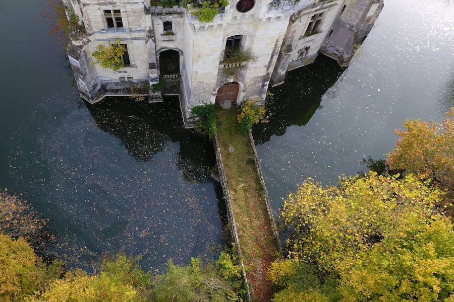 La Monthe-Chandeniers es uno de los castillos más impresionantes que uno se puede encontrar. Esta maravilla olvidada de la región de Poitou-Charentes de Francia abrió sus puertas en el siglo XVIII. En 1932, tras un incendio, el castillo fue abandonado para siempre. En la actualidad hay un grupo de restauradores, 'Adopte un chateau', que intentan salvarlo.