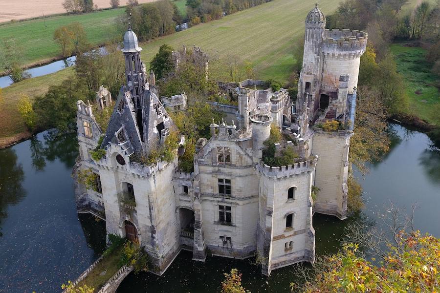 La Monthe-Chandeniers es uno de los castillos más impresionantes que uno se puede encontrar. Esta maravilla olvidada de la región de Poitou-Charentes de Francia abrió sus puertas en el siglo XVIII. En 1932, tras un incendio, el castillo fue abandonado para siempre. En la actualidad hay un grupo de restauradores, 'Adopte un chateau', que intentan salvarlo.