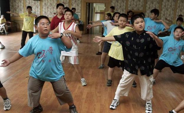 Un grupo de niños obesos participan en un campamento deportivo en China.