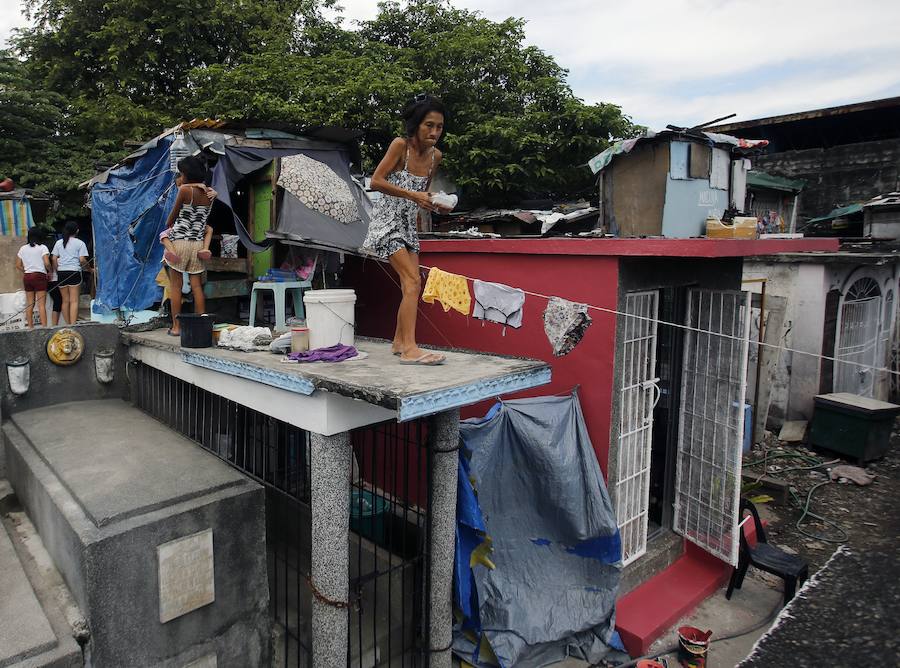 Miles de personas nacen, crecen, tienen hijos y mueren en los cementerios de Manila. Duermen en los panteones, ven la tele en las lápidas, juegan con los huesos...