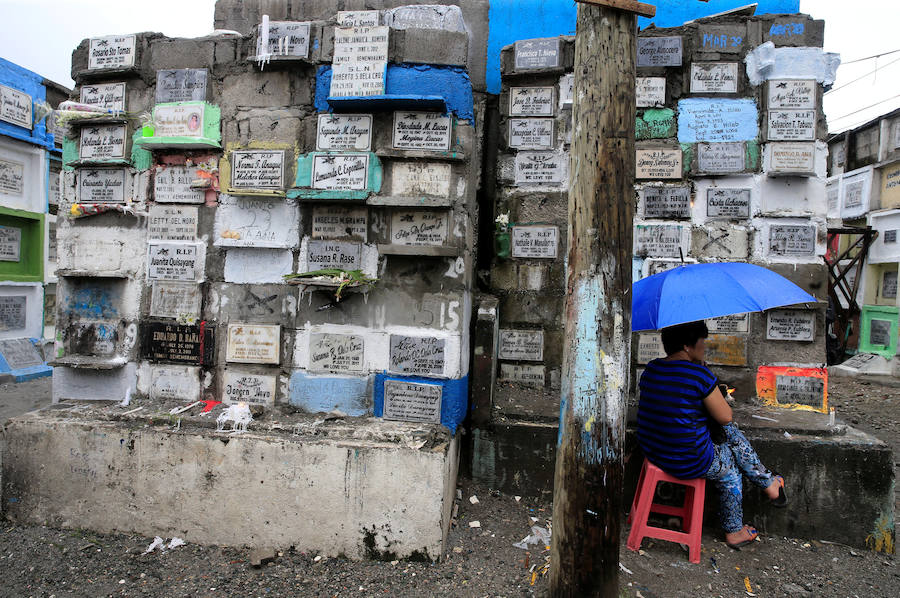 Miles de personas nacen, crecen, tienen hijos y mueren en los cementerios de Manila. Duermen en los panteones, ven la tele en las lápidas, juegan con los huesos...