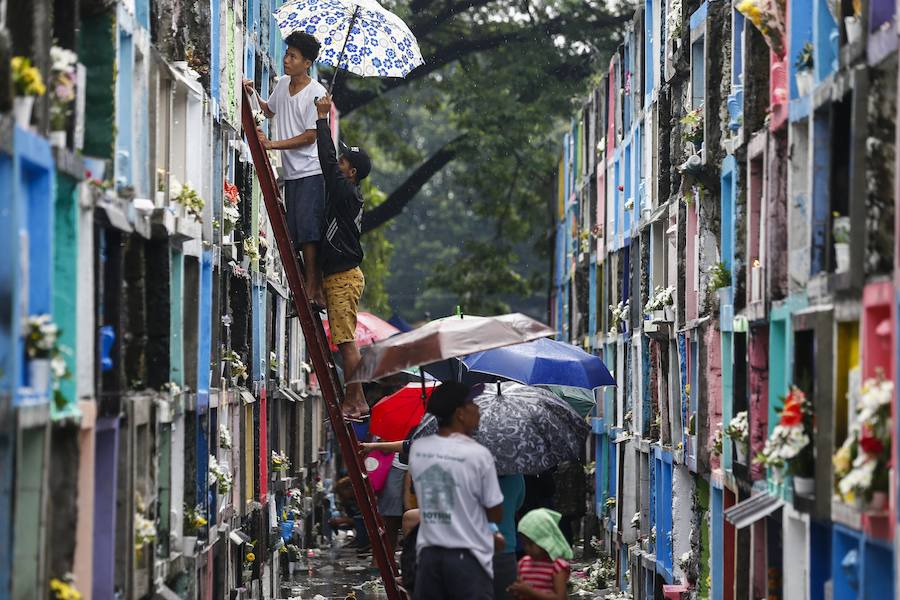 Miles de personas nacen, crecen, tienen hijos y mueren en los cementerios de Manila. Duermen en los panteones, ven la tele en las lápidas, juegan con los huesos...