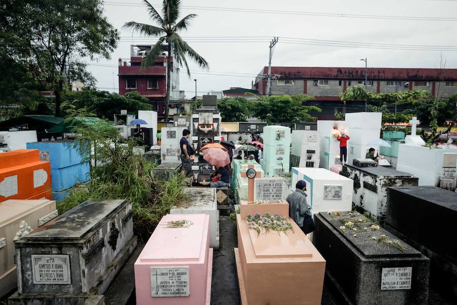 Miles de personas nacen, crecen, tienen hijos y mueren en los cementerios de Manila. Duermen en los panteones, ven la tele en las lápidas, juegan con los huesos...