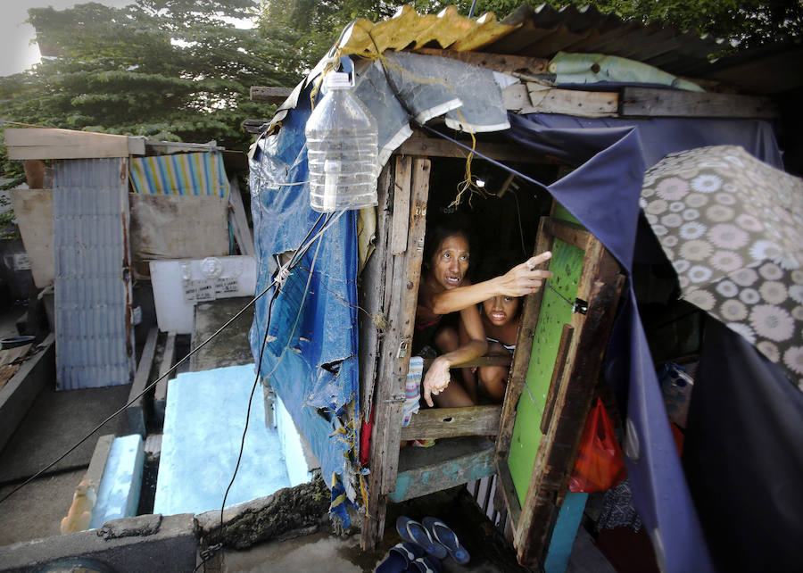 Miles de personas nacen, crecen, tienen hijos y mueren en los cementerios de Manila. Duermen en los panteones, ven la tele en las lápidas, juegan con los huesos...