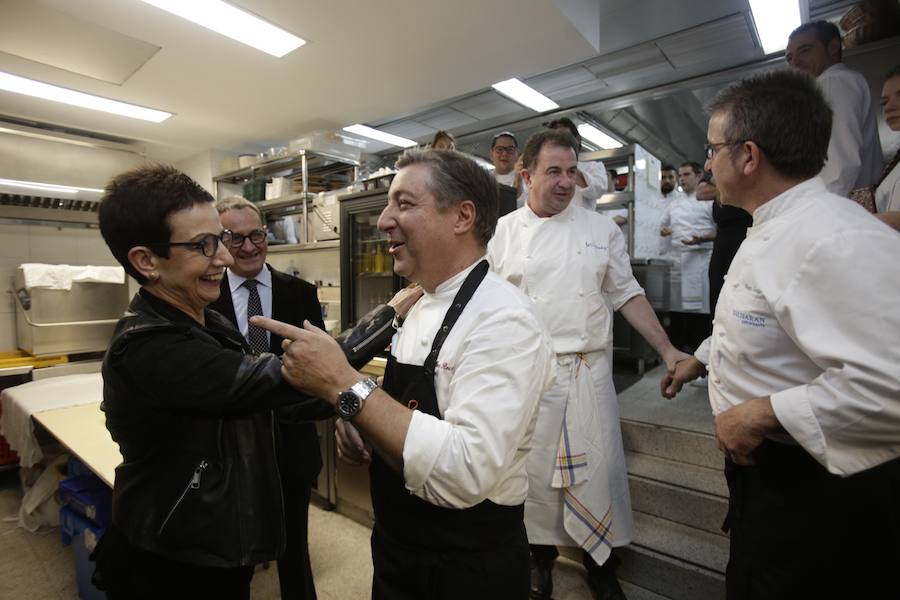 Carme Ruscalleda saluda a Joan Roca en la cocina del Zaldiaran.