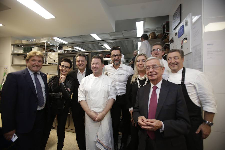 Carme Ruscalleda, José Ribargorda, Martín Berasategui, Quique Dacosta, Patxi Eceiza, Rafael Ansón y Joan Roca posan con otros invitados.