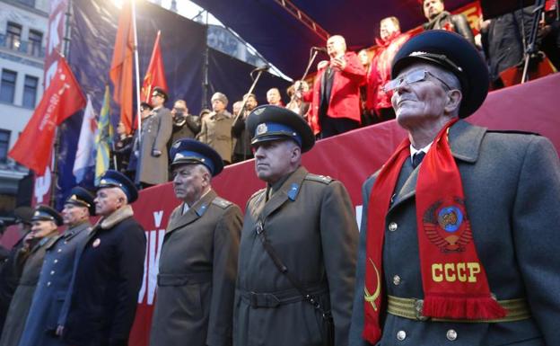 Varios oficiales soviéticos participan en un acto que conmemora el centenario de la Revolución Bolchevique en Moscú (Rusia).