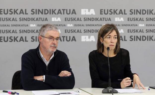Txiki Muñoz y Leire Txakartegi, durante la rueda de prensa en la sede de ELA.