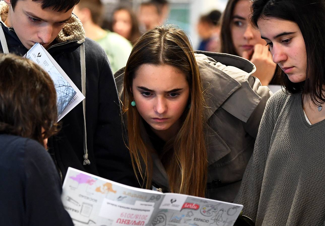 El Palacio acoge la Feria Universitaria Unitour para informar a los jóvenes de las distinas universidades y grados disponibles oara la profesión que deseen