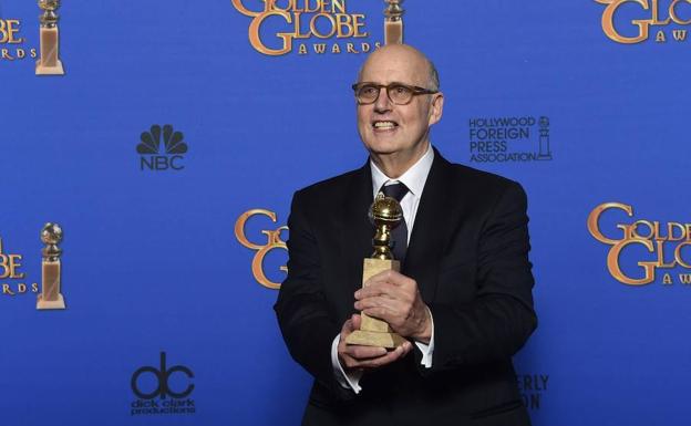 Jeffrey Tambor posa con el Globo de Oro al mejor actor en 2015 por 'Transparent'.