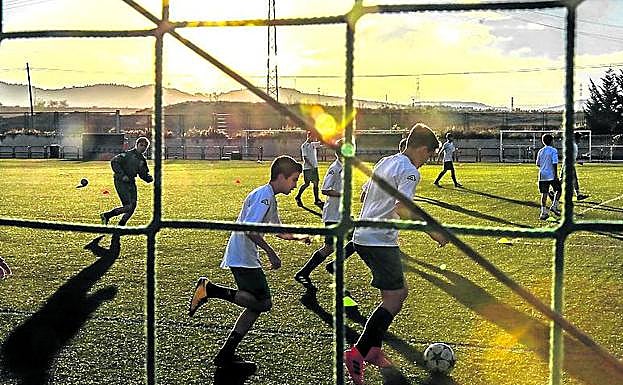 Un grupo de niños entrena en la escuela de Oion. 