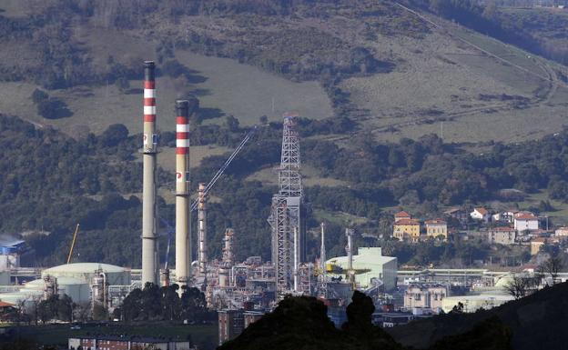 Vista de las chimeneas de Petronor desde el Mirador de la Reineta. 