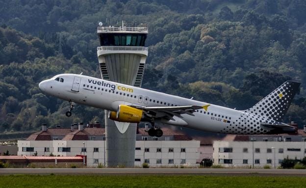 Un avión de Vueling despega de Loiu. 