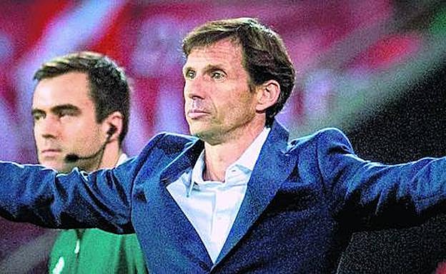 José Ángel Ziganda hace un expresivo gesto a sus jugadores en un momento del encuentro de la pasada semana ante el Östersunds.