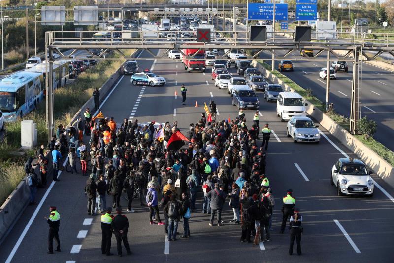 Los piquetes provocan cortes en una treintena de carreteras catalanas 