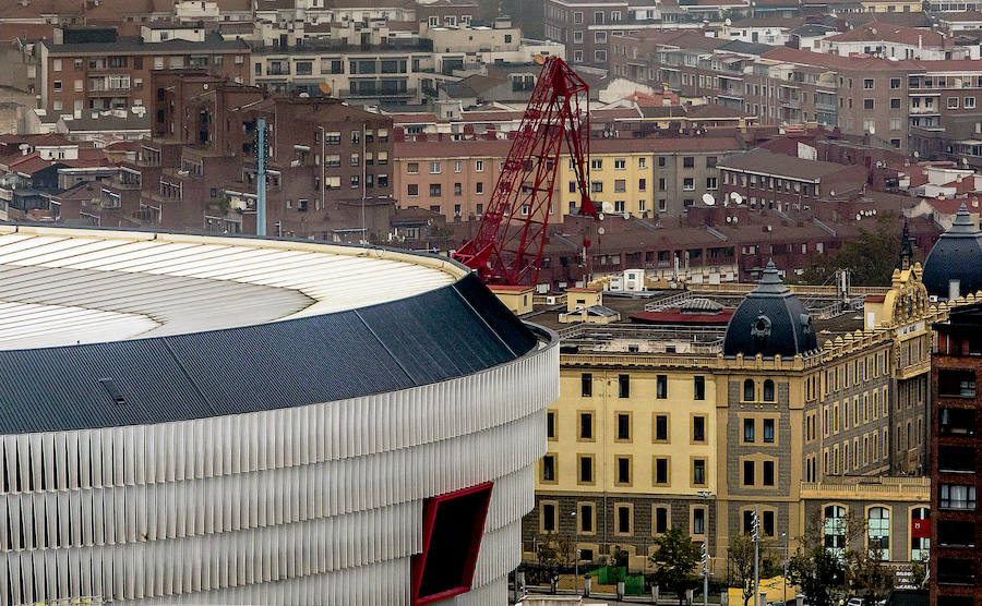 La grúa Carola y el estadio San Mamés.