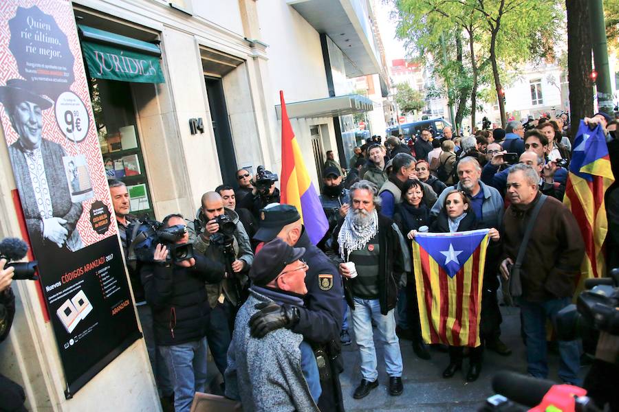 La presidenta del Parlament de Cataluña y los cinco miembros de la Mesa del Parlament que facilitaron con sus votos la tramitación de las leyes independentistas han llegado pasadas las nueve de la mañana 