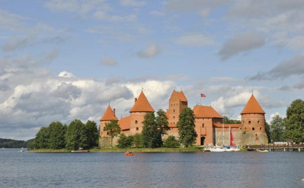 Castillo de Trakai, que se levanta en una isla en medio de un lago cerca de Vilnius.