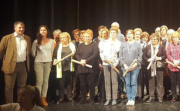 La institución quiso tener un gesto con estos vecinos por su desinteresada labor. El acto tuvo lugar en Urduliz. 