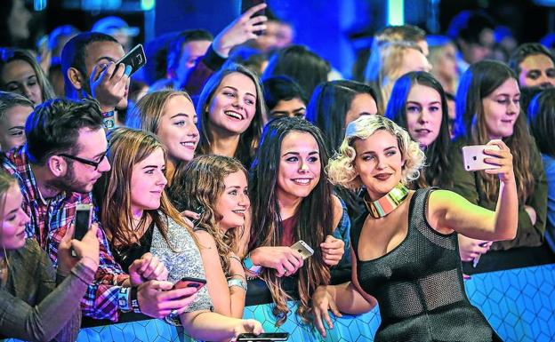 La cantante británica Anne-Marie posa con los fans en la alfombra roja de los MTV celebrados en Róterdam.