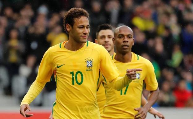 Neymar celebra su gol ante Japón. 